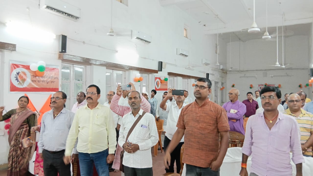 श्रमिकों के जीवन में बदलाव लाने का लें संकल्प - अतिरिक्त तस्वीर 1